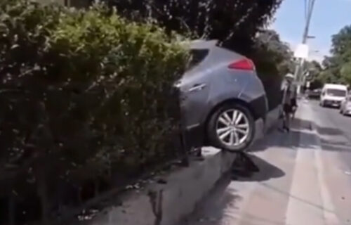 Teška NESREĆA u Belim vodama: Kolima UDARIO u drugi automobil, pa uleteo u dvorište kuće (VIDEO)