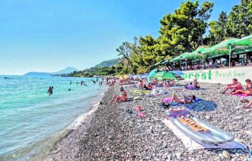 PUKLA sezona u Crnoj Gori: Plaže poluprazne, nema turista, cene ležaljki PAPRENE