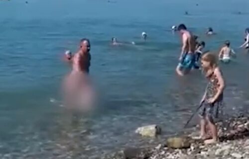 Muškarac zgrozio kupače na prepunoj plaži, odmah su ga KAZNILI: Snimljeno je šta radi pred DECOM (VIDEO)