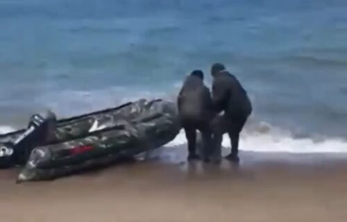 Devojka se slikala dok JAŠE LEŠ na plaži: Isplivao jeziv snimak PREBIJANJA koje je prethodilo (VIDEO)