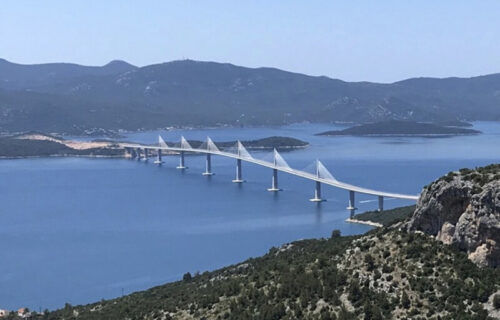 "Sve SMRDI na urin": Hrvati se hvalili Pelješkim mostom, a evo kako izgleda toalet u blizini ulaza (FOTO)