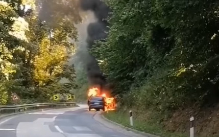 Na Iriškom vencu IZGOREO automobil u kojem su bila i deca: Tragedija izbegnuta za dlaku (VIDEO)