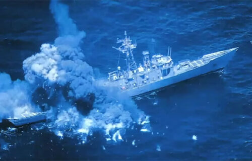 DIREKTAN POGODAK: Rakete i navođene bombe uništile američku fregatu, završila na dnu okeana (VIDEO)