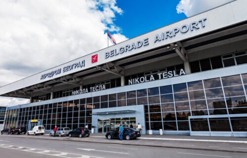 VANREDNO sletanje aviona na beogradski aerodrom: DETE bez svesti
