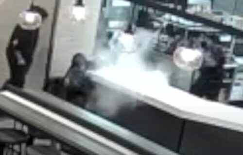 Isplivao ŠOK snimak iz poznatog restorana: Pobesnili radnik "OŠURIO" mušterije, povrede su jezive (VIDEO)