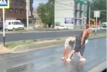 Pakleni prizor na ulici: Sve se TOPI, žena se ZALEPILA za asflalt od vrućine (VIDEO)