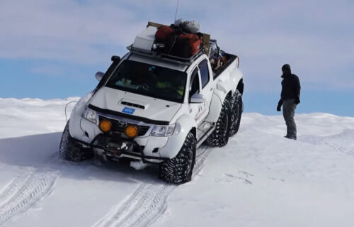 Toyota Hilux AT44: Zverina sa šest točkova spremna da osvoji Antarktik (VIDEO)