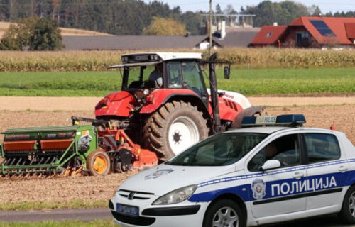 STRAVIČAN prizor u Grockoj: Muškarac nađen UPUCAN na traktoru, pored njega lovačka puška