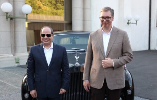 Vučić pokazao egipatskom predsedniku Titov automobil: U njemu se prevozila i dva velika zvaničnika (FOTO)