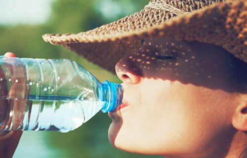 Rizikujete zdravlje: Nipošto nemojte da pijete vodu iz flašice koja se ZAGREJALA na suncu, a evo i zašto