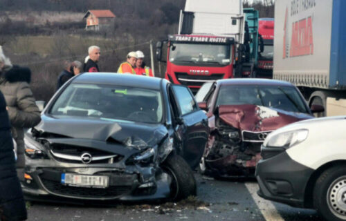 Teška saobraćajna NESREĆA u Sevojnu: Vozač automobila se ZAKUCAO u autobus pun putnika (FOTO)