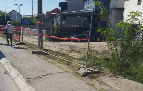 Delovi automobila, lične stvari i kišobran: Prve FOTOGRAFIJE sa mesta nesreće na Zrenjaninskom putu