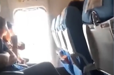 Žena OTVORILA vrata u avionu, a onda je usledila prava DRAMA: Za dlaku izbegnuta tragedija (VIDEO)