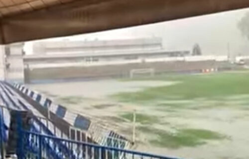 Kiša potopila stadion i prekinula meč: Ma kakav fudbal, mogao je samo vaterpolo da se igra! (VIDEO)