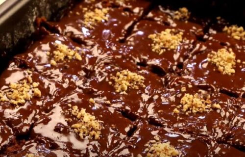 Omiljena poslastica naših baka: Brz i sočan kolač sa čokoladom i džemom (RECEPT+VIDEO)