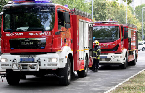 POŽAR na Karaburmi: GOREO stan na četvrtom spratu, unutra bilo dvoje starih ljudi