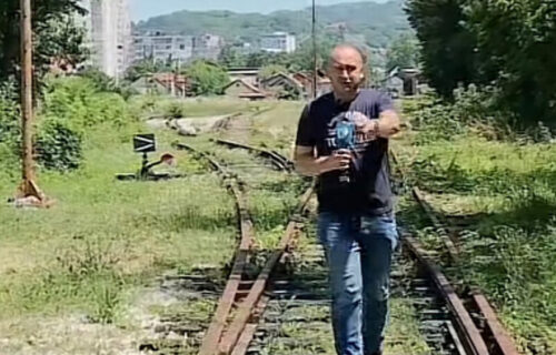 "Enese, eto ti ZMIJE oko noge": Šok scena u Tuzli! Mirno hodao, a onda je nastala PANIKA (VIDEO)