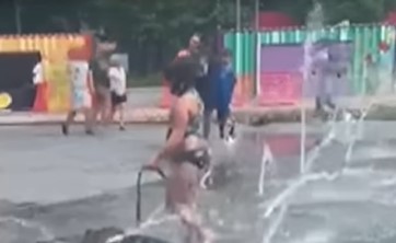 Zastrašujuća scena u parku: Neverovatno šta devojka ŠETA NA POVOCU, a tek šta mu piše na ogrlici (VIDEO)