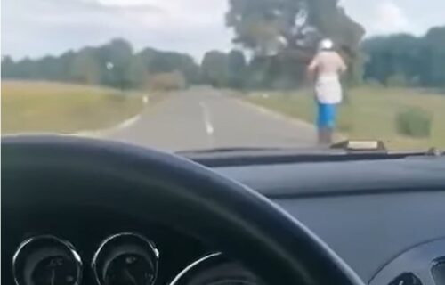 Krenuo da pretekne električni TROTINET i šokirao se, ljudi gledaju BRZINOMER u neverici (VIDEO)