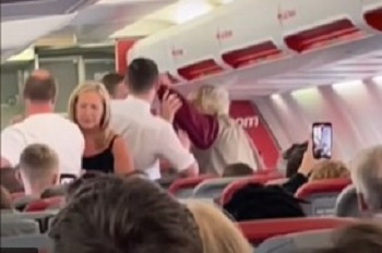 Haos u avionu: Besna starica ŠAMARALA sjuarda i uradila nešto OGAVNO, 9 policajaca je izvodilo (VIDEO)