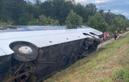 Evo KAKO se prevrnuo autobus sa srpskom decom: JEDAN potez vozača doveo u životnu opasnost mališane