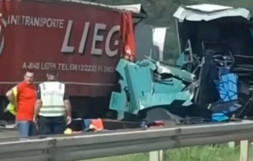 Kabina teretnjaka potpuno SMRSKANA: Jezive scene na auto-putu ka Nišu nakon sudara (VIDEO)