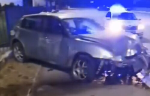 Probio ogradu i uleteo autom u dvorište u Lučanima: Deo vozila uništen, policija na terenu (VIDEO)
