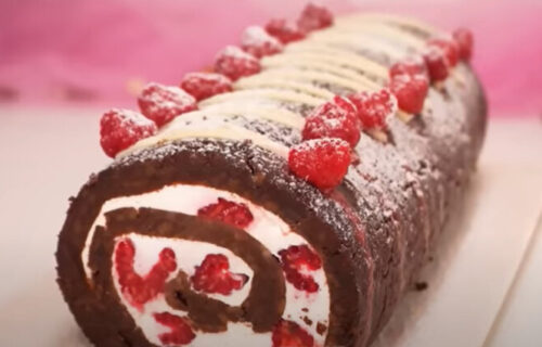 Ukusniji od svake torte: Čokoladni rolat sa malinama koji se ne peče (RECEPT+VIDEO)