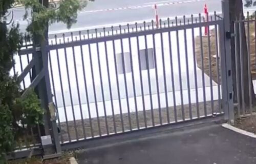 Pokušaj UPADA u rusku ambasadu: ZALETEO se u kapiju, pa pobegao, sve je snimljeno (VIDEO)