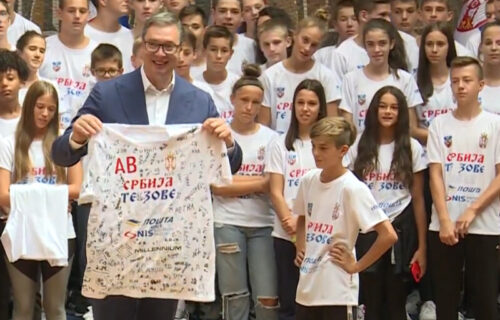 Mališani sa Kosova i Metohije, Republike Srpske i dijaspore POKLONILI majice predsedniku Vučiću (FOTO)