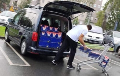 Aman, šta će ti?! Čovek napunio gepek paketima mleka, a njega i više nego dovoljno (FOTO)