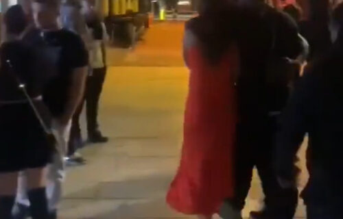 Uhvaćen na delu: Kontroverzni fudbaler se u zagrljaju misteriozne devojke teturao ulicama! (VIDEO)