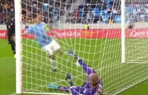 Borjan primio spektakularan gol: Kapiten Zvezde pokušao da zaustavi udarac, pa završio u mreži! (VIDEO)