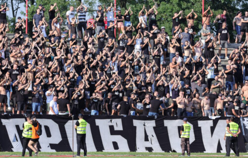 "Grobari" su našli način: Navijači Partizana uprkos svemu došli da podrže crno-bele! (FOTO)