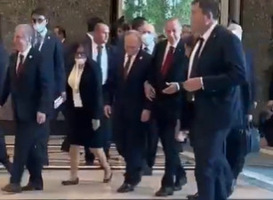 Pojavio se ŠOK snimak: Erdogan sve vreme drži Putina, deluje kao da ruski lider NE MOŽE da hoda (VIDEO)