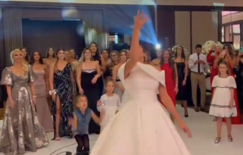 Pogledajte trenutak kada mlada baca BIDERMAJER: Na venčanju Šaulića veselo, atmosfera se USIJALA (VIDEO)