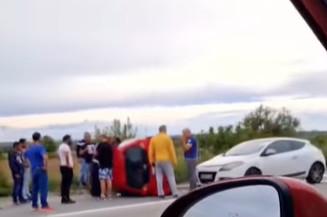 SAOBRAĆAJKA kod Makiša: Od siline udarca automobil se PREVRNUO, ima povređenih (VIDEO)