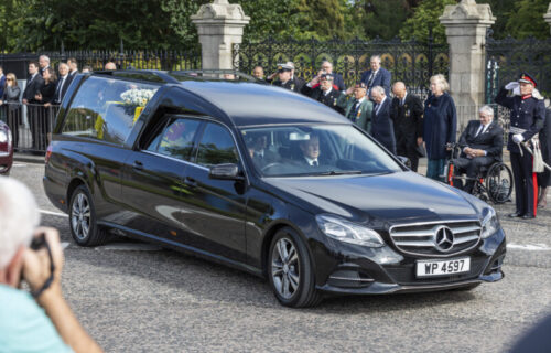 POSLEDNJE PUTOVANJE kraljice Elizabete: Kovčeg sa telom krenuo ka Edinburgu, ovo je ruta (FOTO)