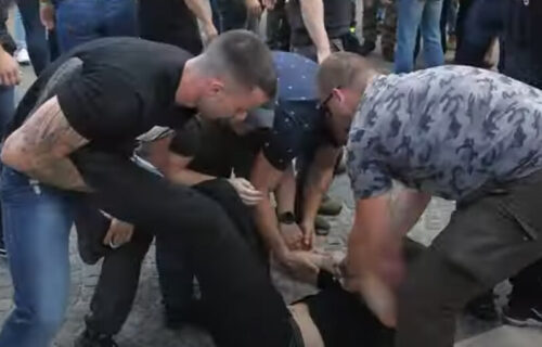 HOROR na ulicama Zagreba: Hrvatska policija bez milosti bacala molotovljeve koktele na protestu (VIDEO)