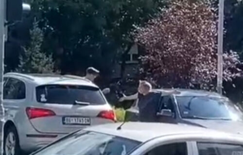 UŽAS u Mirijevu: Mladić pretukao muškarca i ostavio ga u lokvi krvi, pa ŠAMARAO ženu (FOTO)