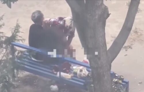 Sramotan snimak iz gradskog parka: Imali odnose na klupi kraj IGRALIŠTA, gledala ih DECA (VIDEO)