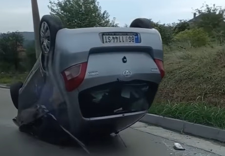 SAOBRAĆAJKA u Zaklopači: Automobil prevrnut na krov, staklo rasuto po putu (VIDEO)