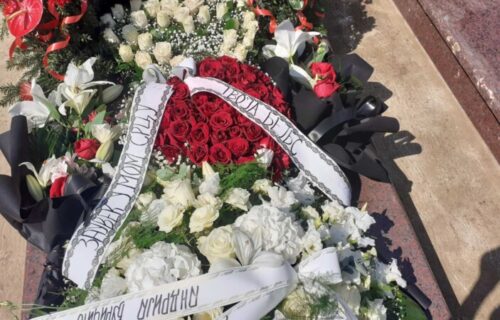 Uz ovu PESMU je sahranjen Vlaović: Devojka ubijenog škaljarca na sanduku ostavila PORUKU
