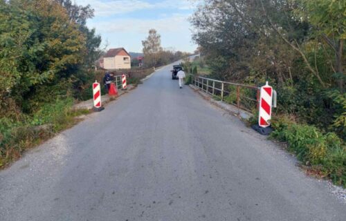 "Trenutak NEPAŽNJE i dodat gas": Teška saobraćajka kod Čačka, mladić probio ogradu i SLETEO u reku (FOTO)