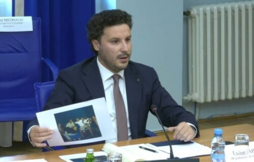 HAOS u Crnoj Gori: Dritan na sednici Odbora za bezbednost pokazao fotografiju Mila sa ŠKALJARCIMA (FOTO)