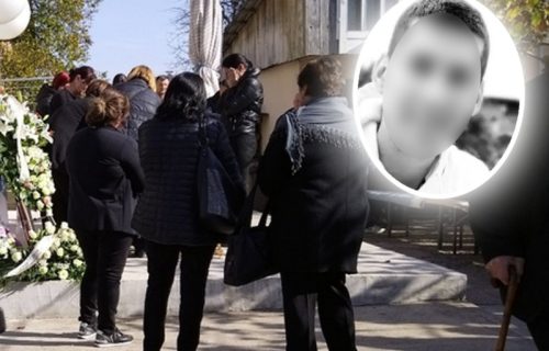 "Doći će mama, sine": TUGA ispred doma Mladena Dulića, beli kovčeg u rodnoj kući (FOTO)