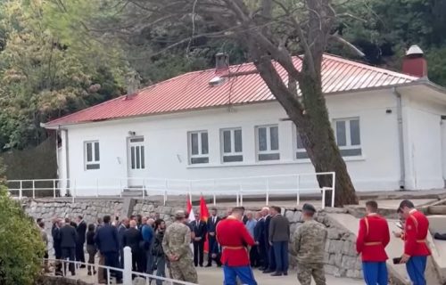 SKANDAL oko spomen-ploče u Morinju se nastavlja: Vojska Crne Gore SPREČILA uklanjanje