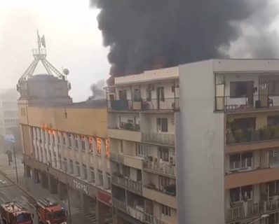 MUNJEVITA reakcija vatrogasaca u Kruševcu: Bore se sa vatrenom stihijom, EVAKUISANA cela zgrada (VIDEO)