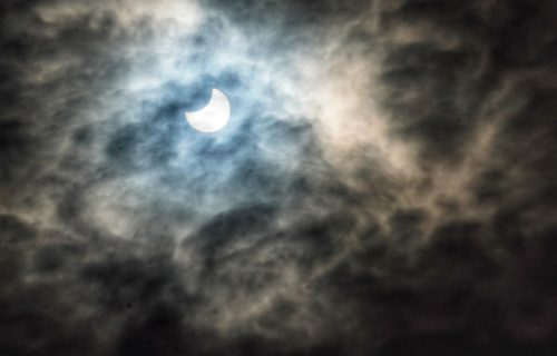 Smračilo se usred dana: Ovako je izgledalo POMRAČENJE SUNCA iz Beograda (FOTO)