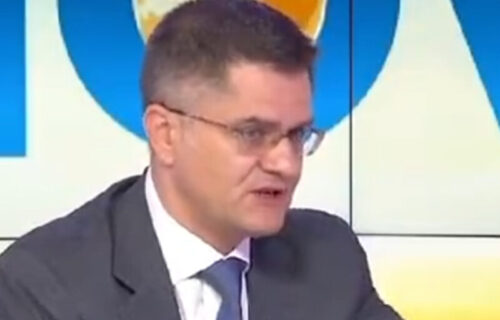 Vuk Jeremić patetičnim glasom govori o KiM kao da nije učinio sve da ga na tacni da Albancima! (VIDEO)